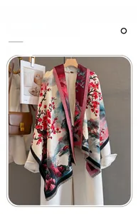 Dettaglio sciarpa in finto cashmere con paesaggio orientale e stampa di fiori di prugno