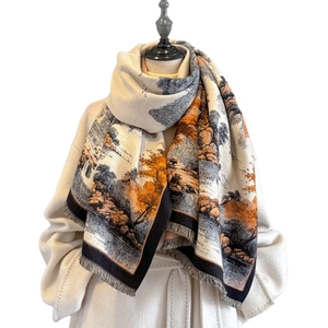 Sciarpa in finto cashmere con motivo a inchiostro cinese e rifinitura con nappe