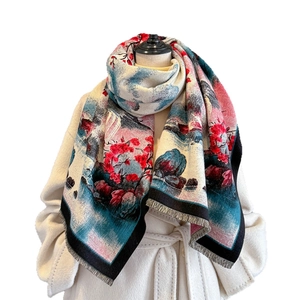 Sciopero in finto cashmere con motivo floreale e nappe su manichino in cappotto