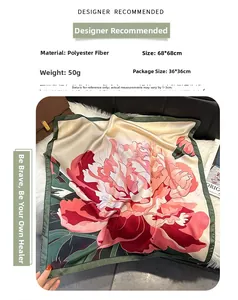 Détail d'un foulard effet soie 68x68cm avec pivoines roses et bordure vert foncé