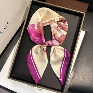 Élégante écharpe en soie à imprimé floral sur fond ivoire avec bordure violette