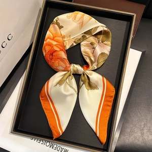 Élégant foulard en soie avec imprimé floral orange et bordure décorative femme