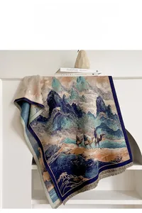 Détail de l'écharpe jacquard montrant un motif de paysage traditionnel et des franges fines