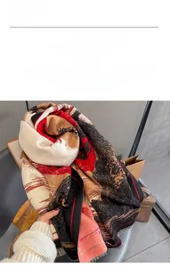 Dettaglio della sciarpa in finto cashmere con motivo artistico astratto e frange soffici