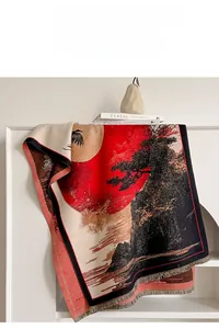 Dettaglio di sciarpa jacquard artistica con motivi di gru e frange delicate