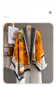 Gros plan détaillé de l'écharpe jacquard orange à motif montagne et bords frangés