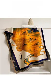 Détail de l'écharpe en jacquard avec motif d'éventail chinois et texture de franges soyeuses