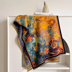 Scialle vintage in cashmere jacquard con motivi floreali colorati e nappine
