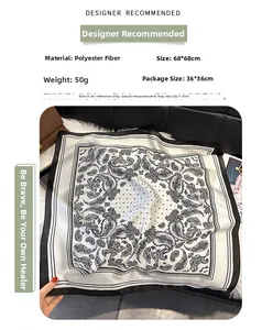 Détail d'un foulard carré noir et blanc à motif paisley en polyester de 68x68cm