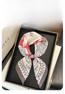 Détail d'un foulard en soie de 70cm avec imprimé floral mandala dans un coffret