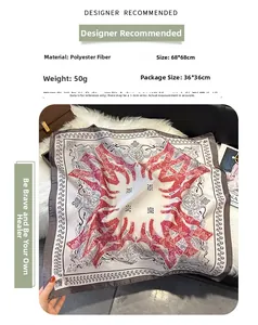 Gros plan d'un foulard carré en soie imprimé rouge et noir sur tapis blanc doux