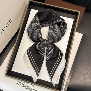 Carré de soie noir et blanc avec motif Paisley classique et détails de pois élégants