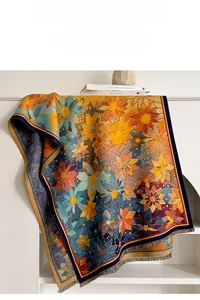 Dettaglio del motivo floreale jacquard e frange sullo scialle invernale elegante