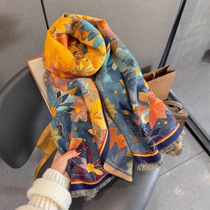 Scialle invernale stile pittura a olio con fiori jacquard e nappe lunghe ed eleganti