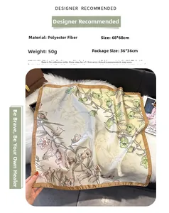 Detail eines geblümten quadratischen Schals auf weißem Webpelz mit Lederhandtasche