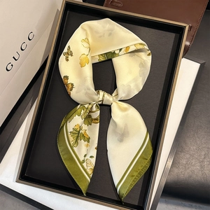 Eleganter Seidenschal mit Blumenmuster, grüner Bordüre und Schmetterlingsprint