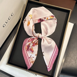 Rosa Seidenschal mit floralem Vintage-Schmetterlingsdruck auf luxuriösem Tablett