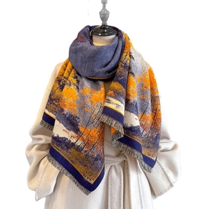 Écharpe jacquard paysage de forêt d'automne avec franges sur manteau blanc
