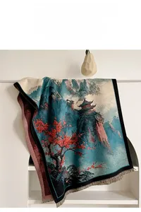 Detail eines Kaschmirschals mit Berglandschaft-Jacquard, Fransen und Kunstmuster-Finish