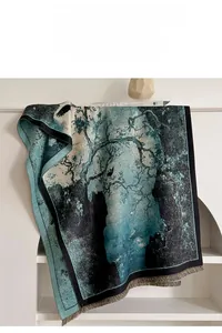 Détail du tricot jacquard fin avec motif paysage abstrait et petites franges douces