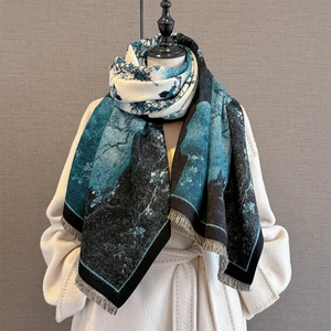 Écharpe artistique style peinture à l'huile avec franges sur un manteau blanc élégant