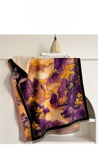 Detail eines Jacquard-Schals mit Landschaftsmuster, lila-gelben Farben und Fransen