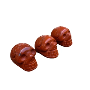 Tre teschi di cristallo in diaspro rosso intagliati per decorazioni di Halloween