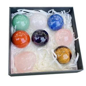 7 Chakra Kristalle Kugeln und Rosenquarz Herzstein in einer schwarzen Geschenkbox