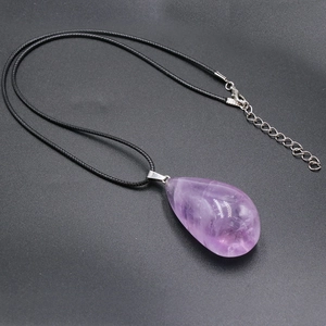 Collier avec pendentif en améthyste naturelle en forme de goutte et cordon noir tressé