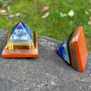 Set van twee natuurlijke kristallen piramides met kleurrijke gelaagde steenlagen