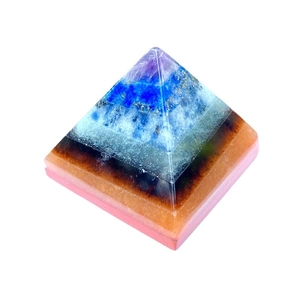 Handgemaakte Orgone energie piramide met gelaagde amethist en natuurlijke kristallen
