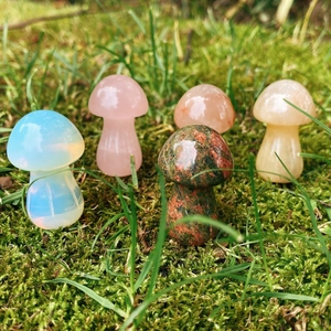 Set aus fünf natürlichen Kristall-Pilzfiguren aus Rosenquarz und Opal auf grünem Moos