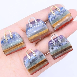 Vue de sept cristaux naturels chakra sculptés en forme de mini sacs à main