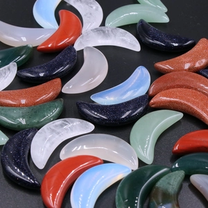 Assortiment de lunes 37mm en pierres précieuses polies comme le quartz naturel