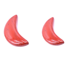Paire de croissants de lune en jaspe rouge avec veines noires naturelles sur fond blanc