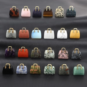 Mini ciondoli a borsa in vari cristalli naturali con manici in metallo dorato
