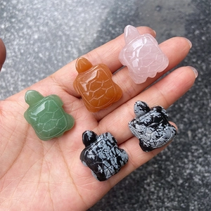 Set aus fünf mini geschnitzten Schildkröten aus Aventurin, Obsidian und Quarzkristall