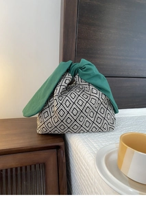 Dettaglio della borsa bento con motivo geometrico bianco e nero e manici a orecchie di coniglio