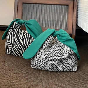 Borsa da pranzo giapponese a nodo con motivi a zebra e rombi e manici in tessuto verde scuro