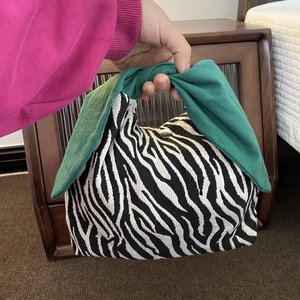 Borsa bento giapponese con motivo zebrato, manico a nodo verde e bottone in metallo argento
