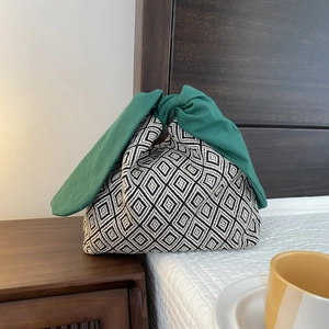 Borsa bento giapponese con motivo a rombi bianchi e neri e manico a fiocco verde