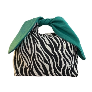 Borsa bento motivo zebra con manico a nodo verde a contrasto e chiusura a scatto metallico