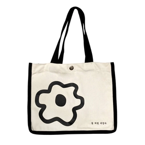 Sac à lunch rétro en toile avec imprimé floral noir et bouton pression sur fond blanc