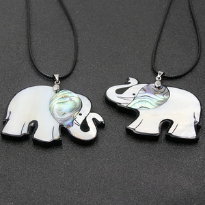Collier pendentif éléphant en nacre blanche et incrustations de nacre d'abalone