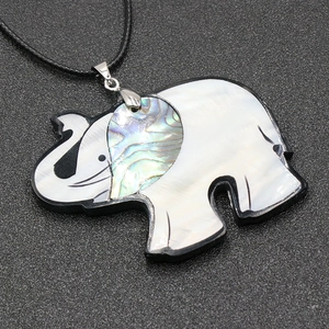 Collier pendentif éléphant en nacre et abalone avec cordon noir ajustable