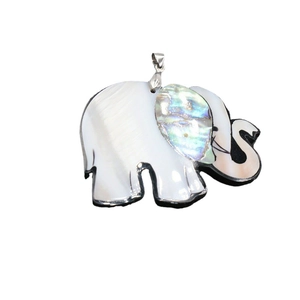 Pendentif éléphant en nacre blanche avec incrustations de coquille d'abalone colorée
