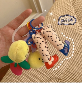 Detailansicht der Plüsch-Taschenanhänger mit lustigen Beinen und bunten Kunststoffhaken