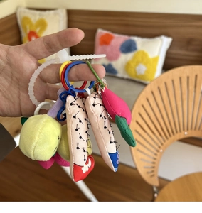 Detailansicht der bunten Plüsch-Anhänger und handgefertigten Makronen-Accessoires