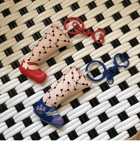 Detail von skurrilen Stoff-Schlüsselanhängern mit bunten Schuhen und Herz-Clips