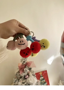 Detailansicht der flauschigen Kirsch-Schlüsselanhänger mit süßen Stickereigesichtern